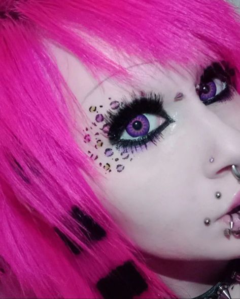 IG:@pocketbrat Scene Makeup Looks 2000s, Scene Queen Makeup, Pink Alt Makeup, Scene Makeup Looks, 2000s Hipster, Emo Scene Makeup, Pink Alt, 00s Aesthetic, Scene Bangs