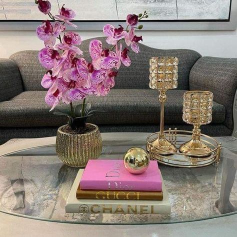 Modern Coffee Table Decor, Townhome Decorating, Comfy Living Room Decor, Coffee Table Decor Living Room, Pink Living Room Decor, Salas Living Room, Tapete Gold, Classy Living Room, Side Table Decor