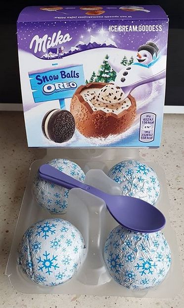 These milka oreo snowballs are truly amazing😍😍😍 Oreo cream inside has a very very creamy and light texture. It has also small oreo bits inside which give a little crunch. The flavour of the cream is very delicious😋(tastes like fat oreo cream)😂. One of the best things i've ever tried. Combined with the thick layer of chocolate it tastes even better! 😍😍😍 Definetely one of my favourite winter season products😍 Oreo fans must try this!! Oreo Aestethic, Oreo Snowballs, Oreo Products, Oreo Cream, Junk Food Snacks, Cute Snacks, Cute Food Art, Tasty Baking, The Cream