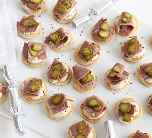 Blinis with crème fraîche, roast beef & cornichons Wedding Canapes, Perfect Roast Beef, Goat Cheese Crostini, Cooking Roast Beef, Lamb Skewers, Prawn Cocktail, Buffet Ideas, Food Pairing, Roast Beef Recipes