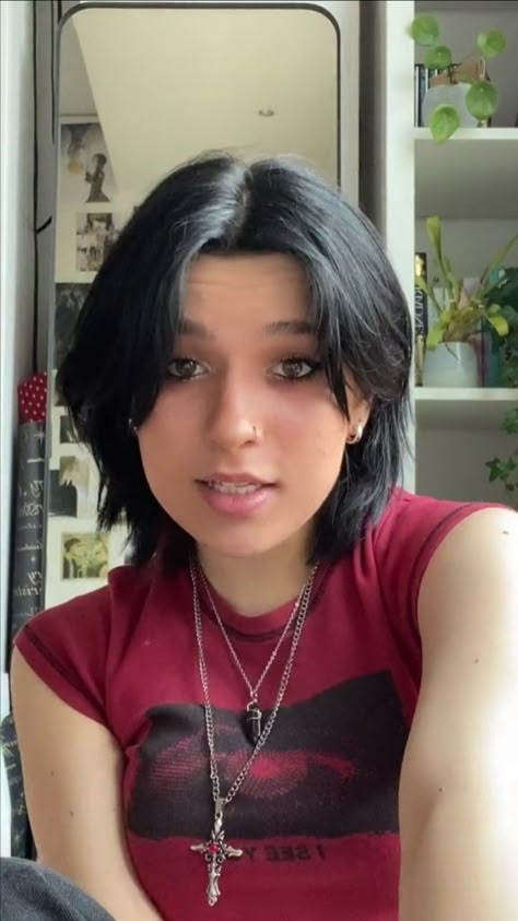 Short Straight Asian Hair, Tomboy Grunge, Short Grunge Hair Straight, Latina Short Hair, Grunge Haircut, Hair Lengthening, Medium Short Haircuts, Short Grunge Hair, Cute Haircuts