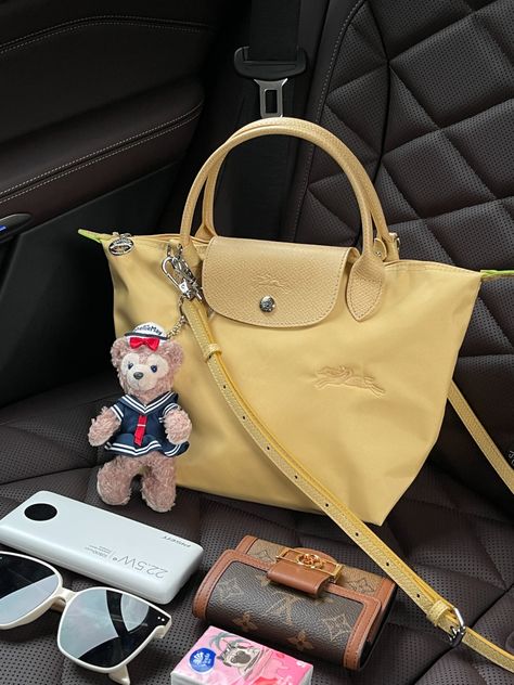 I really like this yellow new Longchamp bag,It can really put a lot of things Yellow Bag Outfit, Longchamp Leather Bag, Longchamp Bag Outfit, Handbag Aesthetic, Longchamp Leather, Longchamp Bag, Trendy Outfits Winter, Bag Outfit, Longchamp Bags