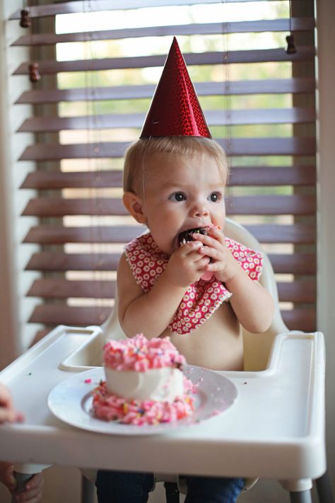 Tiny smash cake made in a tin can for a first birthday http://www.everyday-reading.com/2016/02/my-favorite-first-birthday-tradition.html First Birthday Traditions, Diy Smash Cake, Cold Stone Creamery, Smash Cakes, Birthday Traditions, Cake Decorating Classes, Big Cakes, Single Candle, Cake Smash Photos