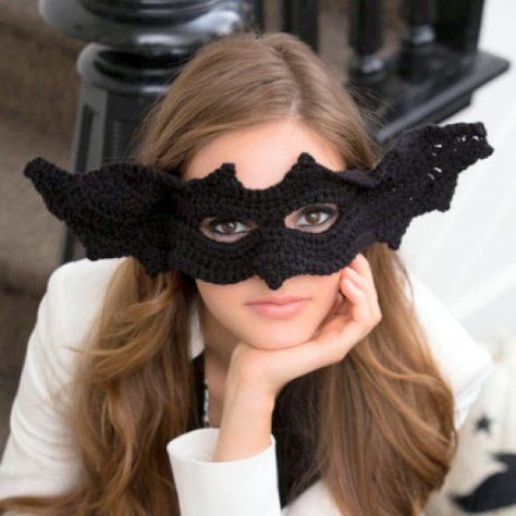 Free crochet pattern amigurumi Halloween bats. Halloween Knitting, Crochet Bat, Crochet Costumes, Crochet Mask, Crochet Eyes, Diy Halloween Decor, Easy Crochet Patterns Free, Halloween Crochet Patterns, Halloween 2022