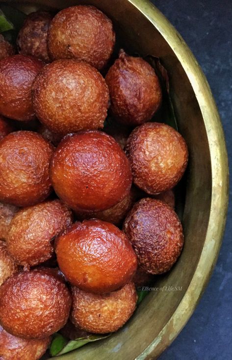 This is a Naadan Kerala Palaharam (Snack), prepared with Rice, Jaggery, Bananas/ Chakkavaratti (Jackfruit Preserve) along with bytes of Coconut Pieces and Sesame Seeds fried in Ghee and flavoured with Cardamoms. Though it is widely called as Unniyappam, its known in other names like 'Karallapam/Karayappam', when prepared with Ghee(Clarified Butter) its called as 'Neyyappam'. Unniappam Recipe Kerala, Kerala Snacks Photography, Kerala Chai, Kerala Food Photography, Cake Aesthetic Design, Cake Pictures Aesthetic, Kerala Food Recipes, Satvik Food, Asian Deserts