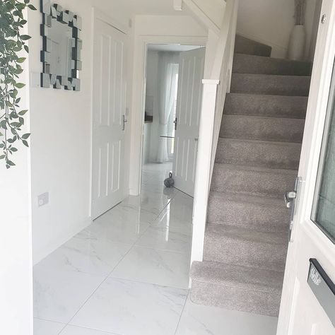 Zoe 💕 on Instagram: “It looks a bit bare in here but I kinda like it... It's definitely not the biggest entrance but having a hallway was high up on our tick…” Tiled Floor Hallway, White Tiles Living Room, Grey And White Hallway, Modern Hallway Decor, Laminate Living Room, Hallway Tiles, Hallway Tiles Floor, Stairs Colours, Hall Tiles