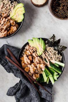 This chicken teriyaki sushi bowl is one of our favorite go-tos for family dinner. It is quick and easy, great for adults and easily deconstructed for even the pickiest kids. Chicken Sushi Bowl, Chicken Teriyaki Sushi, Teriyaki Sushi, Chicken Sushi, Avocado Sushi, Chicken And Avocado, Pollo Teriyaki, Poke Bowl Recipe, Sushi Recipe