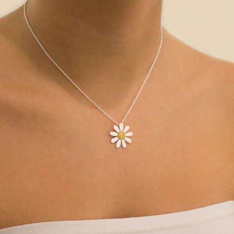 Festival Necklace, Daisy Pendant, Solitaire Necklace, Daisy Necklace, Necklace Bridal, A Necklace, Girly Jewelry, Stylish Jewelry, Dainty Jewelry