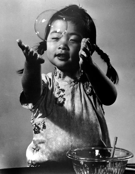 Gjon Mili, Multi Cultural, Black And White People, Berenice Abbott, Blowing Bubbles, History Of Photography, Soap Bubbles, Foto Art, Photo Vintage