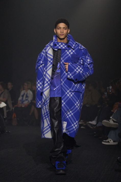 Burberry Fall 2023 Ready-to-Wear Collection | Vogue Fall 2023 Runway, Big Coat, Burberry Print, Fall 2023 Ready To Wear, Thomas Burberry, Autumn Winter 2023, World News Today, Burberry Prorsum, February 2023