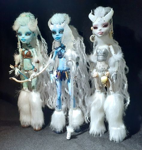 OOAK Winter Warrior Dolls (Aurora Borealis, White Yeti) https://www.etsy.com/ElectronicGirl/listing/1175590175/ooak-winter-warrior-dolls-aurora?utm_campaign=Share White Yeti, Ice Warriors, Doll Customs, Cat Stockings, Diy Dolls, Fairy Art Dolls, Custom Monster High Dolls, Fantasy Art Dolls, Monster High Art