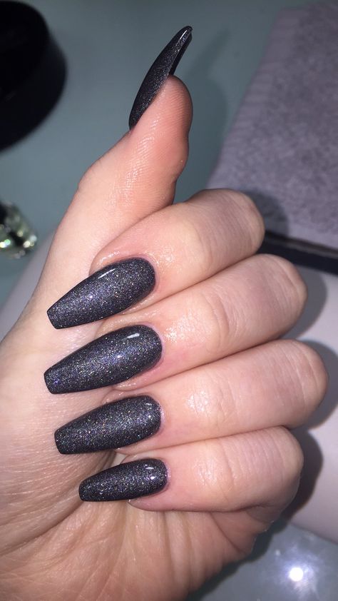 Dark grey coffin nails Dark Sns Nails, Smokey Gray Nails, Black Glitter Nails Coffin, Dark Prom Nails, Charcoal Grey Nails Design, Grey Glitter Nails, Gray Glitter Nails, Grey Nails With Glitter, Sparkly Grey Nails