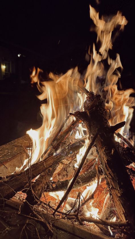 Bon Fire Pictures, Bonfire Aesthetic Friends, Bonfire Night Pictures, Fiery Aesthetic, Bonfire Aesthetic, Bone Fire, Pjo Characters, Bonfire Birthday, Bonfire Photography