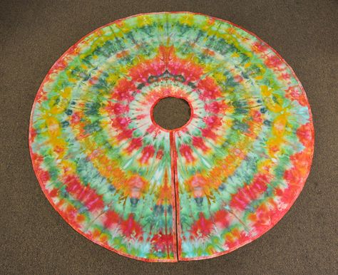 Ice Dyed Christmas Tree Skirt Tie Dye Tips, Dyed Tips, Dyeing Tutorials, Textiles Art, Skirt Diy, Fabric Dyeing, Fabric Dye, Skirt Tutorial, Clothing Diy