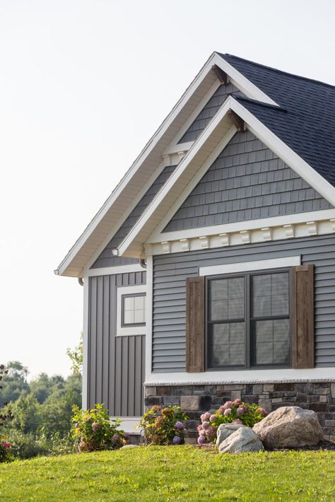 Gray House White Trim, Grey Siding House, Outside House Colors, Exterior Siding Colors, Exterior House Siding, Gray House Exterior, Ranch House Exterior, Lake Houses Exterior, Siding Options