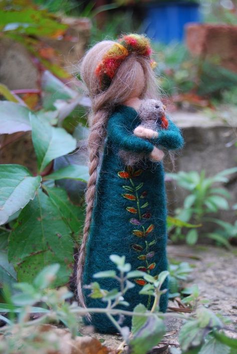 Needle Felted Monkey Tutorial, Felted Wool Fairies, Waldorf Fairy Doll, Felting Projects Christmas, Needle Felted Waldorf Dolls, Waldorf Needle Felting, Needle Felt Tutorials, Waldorf Felt Crafts, Needle Felted Fairies