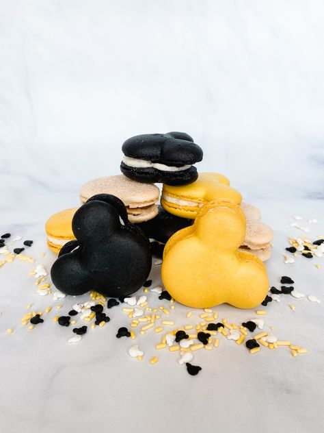 Mickey Mouse Macarons, Mickey Macarons, Minnie Macarons, Sunshine Macarons, Churros Disneyland, Pineapple Dole Whip, Mickey Birthday Cakes, Disneyland Churros, Fancy Bedroom