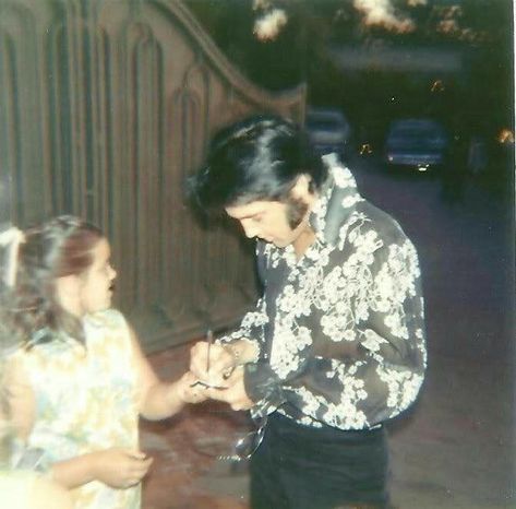 Signing in front of the gates in his californian house. Elvis Videos, Graceland Elvis, Elvis Presley Family, King Elvis Presley, Elvis Presley Pictures, Elvis And Priscilla, Elvis Presley Photos, Lucky Ladies, Priscilla Presley