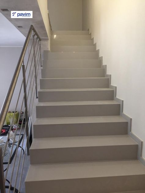 Quarzo resina, una mteria prima naturale con un super effetto minimale d'effetto.  Scorri le foto per capire i vari toni del grigio con i riflessi della luce!!  #rivestimento #quarzoresina #scala #minimale #tonigrigio Interior Design Per La Casa, House Inspiration, Stairs, Porch, Interior Design, Home Decor, Design, Home Décor