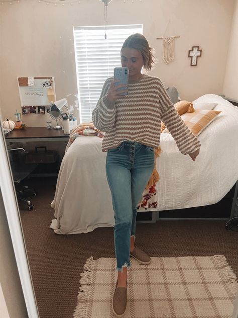 Steve Madden Shoes Outfit, Slip On Outfit, Brown Slip On Shoes, Fall Outfit Inspiration, Kancan Jeans, Outfit Inspiration Fall, Brown Sweater, Fall Outfit, Steve Madden Shoes