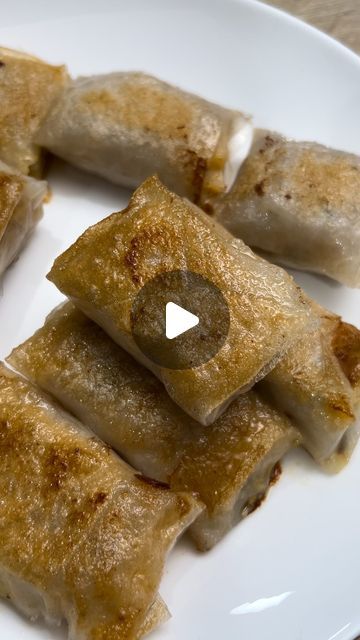 Melanie Persson on Instagram: "Crispy rice paper dumplings! I always deliberately make too much filling for my dumplings so that I can live on these for a day or two 😁 maximum dumpling vibe with minimum effort!  You’ll find that different rice paper varieties fry differently. If your dumplings are too delicate and burn easily, dunk them in rice flour before frying! It also helps to fold them as I do in the reel to make sure the filling is wrapped by a few layers of paper on all sides ☺️ . . . #dumpling #hack #foodhack #cooking #glutenfree #gf #coeliac #celiac #dumplings #ricepaper #fyp #easy #simple #recipe #easymeals" Dumplings Videos, Fried Rice Paper Dumplings, Fried Rice Paper, Crispy Rice Paper Dumplings, Crispy Rice Paper, Rice Paper Dumplings, Crispy Rice, Rice Crispy, Rice Flour