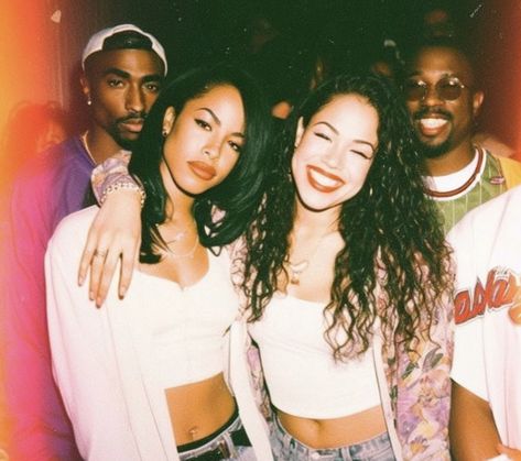 Selena Quintanilla Songs, Aaliyah Aesthetic, Aaliyah Outfits, Selena Pictures, Swirl Couples, Celebrity Selfies, Aaliyah Style, Chicana Style, Aaliyah Haughton