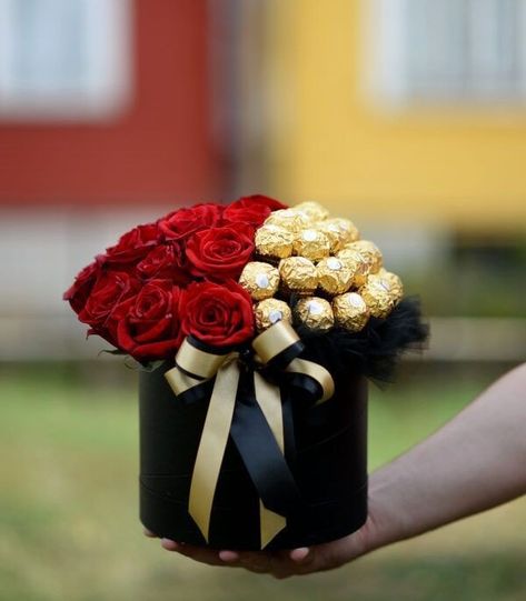 A bucket of roses and chocolates #creative #foryoupageシforyou #views1m #views #follow #artist #foryoupageシ #tayyabartist #viral #artisticdenoftayyaba #reel Black Red Gold Cake, Joy Decor, Flowers In A Box, Flower Shoot, Tulle Decorations, Chocolate Flowers Bouquet, Rocher Chocolate, Chocolate Balls, Alice Tea Party