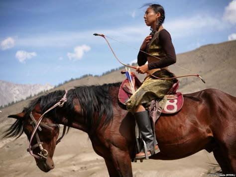 Archer On Horseback, Mongolian Archery, Horse Archery, Archery Women, Mounted Archery, Persian Women, Running Photos, Female Superhero, Traditional Archery