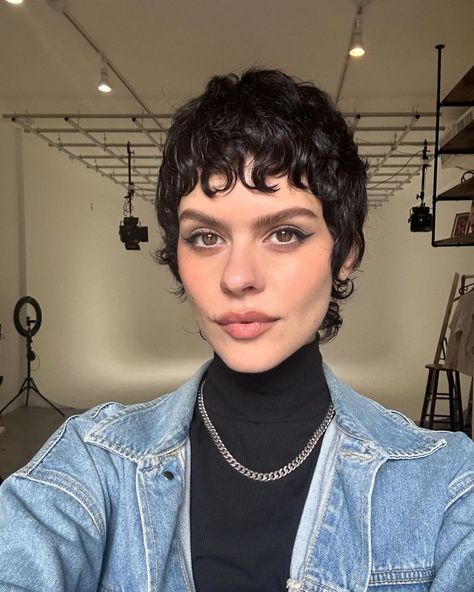 Short Gelled Hair, Editorial Short Hair, Girly Mullet Short, Short Hair Editorial, Queer Mullet Short, Short Curly Queer Hair, 70s Shag, Bixie Haircut, 90s Haircuts