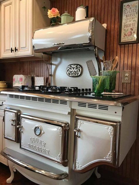 Kitchen Stove Design, Modern Kitchen Stoves, Old Style Kitchen, Antique Kitchen Stoves, Retro Kitchen Appliances, Retro Style Kitchen, Vintage Kitchen Appliances, Old Fashioned Kitchen, Vintage Style Kitchen