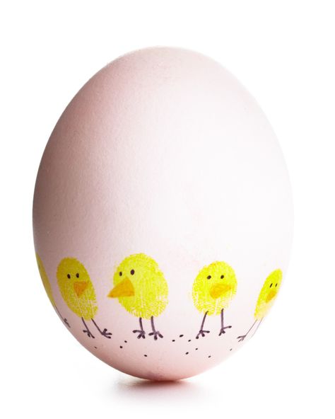 Using only your fingerprints and a bit of ink, you can create these cute chicks –– but don’t forget to add beaks and legs with a fine-tipped permanent marker. Easter Egg Projects, Easter Egg Decorating Ideas, Egg Decorating Ideas, Easter Egg Art, Easter Egg Designs, Easter Egg Crafts, Easter Egg Painting, Easter Eggs Diy, Easter Inspiration