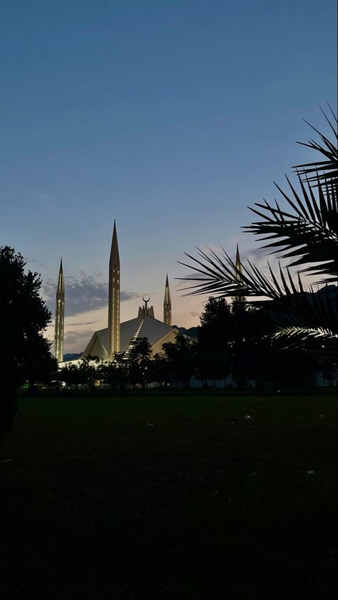 Mosque 🕌 Pakistan 🇵🇰 Islamabad Faisal Mosque Aesthetic, Pakistan Aesthetic Wallpaper, Islamabad Pakistan Pictures, Islamabad Snaps, Islamabad Aesthetic, Qatar Night, Old Lahore, Pakistan Wallpaper, Faisal Mosque