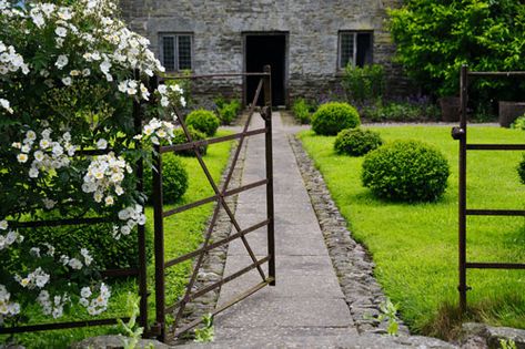 The Gardens of Arne Maynard - The House Directory Arne Maynard, Landscape Inspiration, English Country Gardens, Garden Photography, Courtyard Garden, Easy Garden, Planting Herbs, Country Gardening, Garden Gates