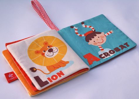 Cloth Books For Babies, Baby Diy Sewing, Baby Quiet Book, Trendy Sewing Patterns, Diy Baby Clothes, Cloth Book, Trendy Sewing, Baby Fabric, Soft Book