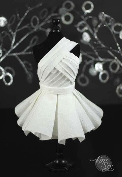 Red Carpet Worthy Haute Couture Dress From Unconventional Materials: Bounty Paper towels and Charmin Toilet Paper  #AwardWithSavings #Safeway (ad) Mode Origami, Newspaper Dress, Dress Paper, Recycled Dress, Paper Clothes, Origami Fashion, Draping Fashion, Paper Fashion, New Blouse Designs