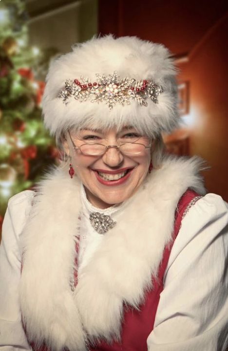 Mrs Claus Hat, Mrs Clause Costume For Women, Mrs Claus Hairstyle, Santa Claus Outfit Woman, Diy Mrs Claus Costume, Mrs Claus Makeup, Mrs Clause Costume, Christmas Reference, Make Santa Claus