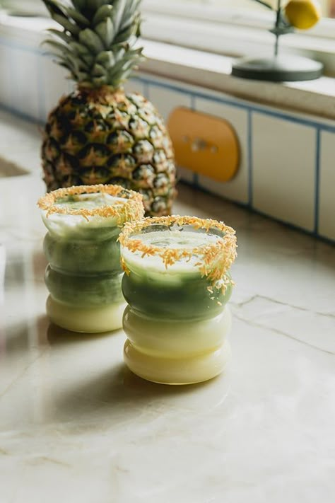 This matcha pina colada is an alcohol-free beverage that combines a matcha latte with a pineapple coconut milk! It’s the perfect summer drink that’s easily made at home. Alcoholic Smoothies, Freezer Desserts Recipes, Goddess Retreat, Freezer Desserts, Matcha Drinks, Nonalcoholic Drinks, Matcha Lemonade, Cafe Drinks, Tea Inspiration