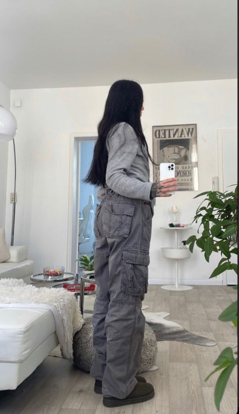 Grey Uggs Outfit, Grey Cargo Pants Outfit, Parachute Pants Outfit, Grey Uggs, Outfit With Uggs, Ugg Boots Outfit, Cargo Outfit, Unique Streetwear, Winter Boots Outfits