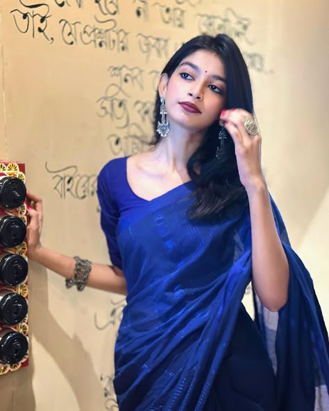 Simple Indian Suits, Saree Pose, Simple Kurta Designs, Fancy Sarees Party Wear, Saree Poses, Casual Indian Fashion, Desi Fashion Casual, Indian Photoshoot, Saree Designs Party Wear