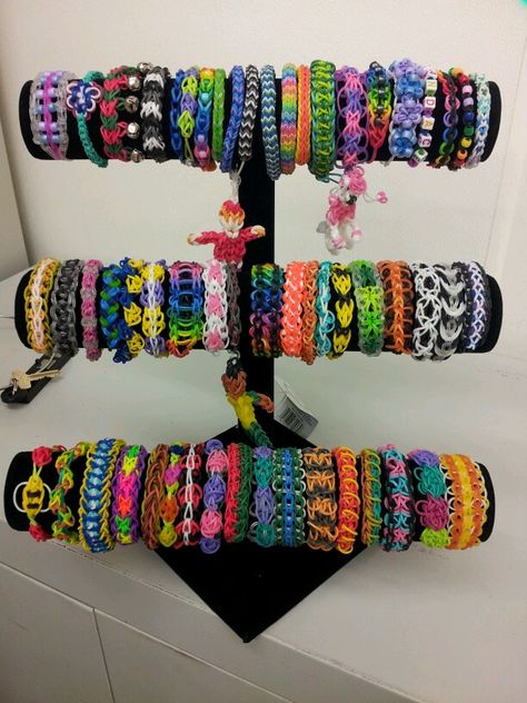 Rainbow loom bracelet display rack Loom Band Aesthetic, Loom Bands Aesthetic, Aesthetic Loom Band Bracelets, Looming Bracelets, Thick Rainbow Loom Bracelets, Aesthetic Rainbow Loom Bracelets, Loomband Ideas, Rainbow Loom Bracelet Kit, Rainbow Loom Bff Bracelets