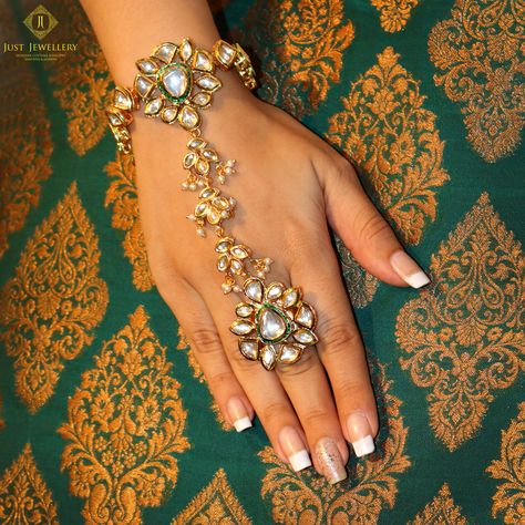 Haath Phool Jewellery Bridal, Haath Phool Jewellery Gold, Haath Phool Jewellery, Kundan Hathphool, Rajput Jewellery, Haath Phool, Vintage Indian Jewelry, Bridal Jewelry Sets Brides, Bridal Jewellery Inspiration