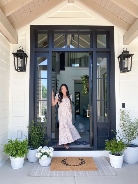 Porch Styles, Front Door Makeover, Amazon Decor, Casas Coloniales, Small Porches, Front Entry Doors, Front Door Design, Glass Front Door, Well Decor