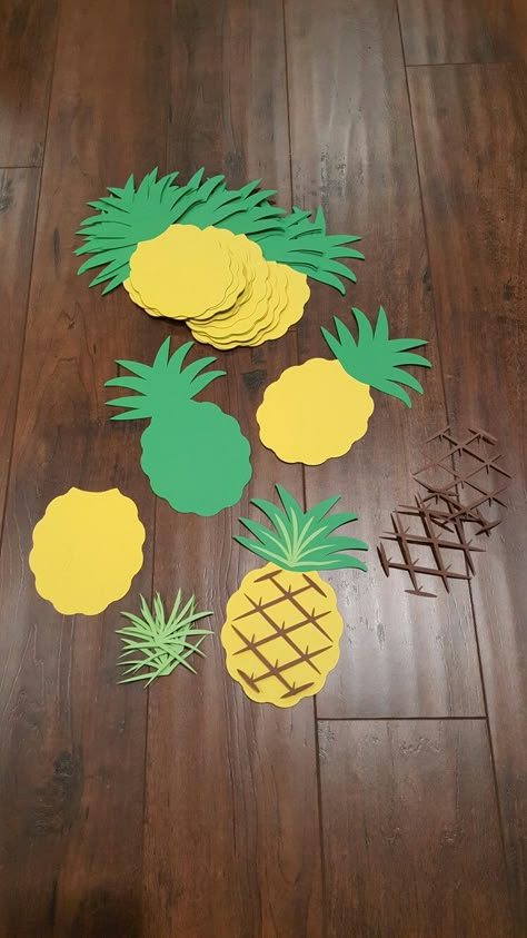 Pineapple Decorations, Luau Diy Decorations, Diy Luau Decor, Diy Luau Decorations, Diy Luau, Hawaii Classroom Decorations, Pinapple Diy Decor, Paper Pineapple, Paper Pineapple Diy