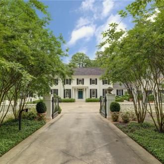 A Stanley Dixon and Phoebe Howard Designed Home for Sale in Atlanta - The Glam Pad Dan Carithers, Clary Bosbyshell, Danielle Rollins, English Antique Furniture, Suzanne Kasler, Glam Pad, Buckhead Atlanta, French Style Homes, Georgia Homes