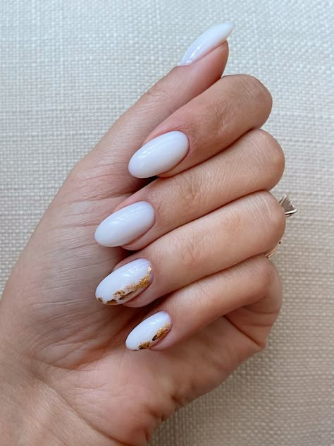 Manicure Simple Nails Milky White, Milky Nails With Gold Foil, Nail Ideas With Gold Foil, Milky White Nails Gold Foil, Milk White And Gold Nails, Milky White Nails With Nail Art, Almond Nails With Foil, Ombre Nails With Foil Flakes, Simple Milky White Nails