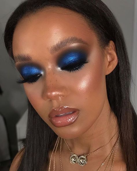 ELECTRIC BLUE 💙 How beautiful is @maggiexsmith Lids @peachesmakeup double denim and sapphire mixed Shadows @bperfectcosmetics… Rave Makeup Jewels, Thanksgiving Makeup Ideas, Makeup Azul, Witch Makeup Ideas, Halloween Women Makeup, Electric Blue Eyes, Makeup Ideas For Halloween, Thanksgiving Makeup, Dead Makeup