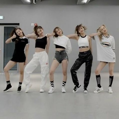 Black And White Dance Practice Outfit, Street Dance Outfit, Dance Fits, Fan Ideas, Black And White Costume, Cover Dance, Dance Outfits Practice, Black White Outfit, Bff Photoshoot Poses