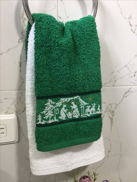 Cross Stitch Hand Towels, Sew Christmas, Cross Stitch Christmas, Green Towels, Christmas Towels, Stitch Christmas, Towel Pattern, Cross Stitch Patterns Christmas, Hand Embroidery Art