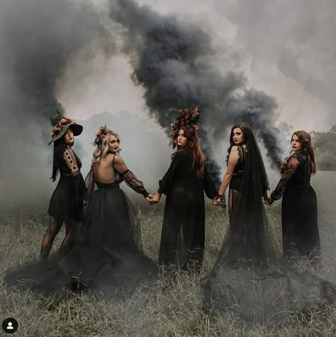 Salem Witch Photoshoot, Dark Spooky Photoshoot, Sister Witch Photoshoot, Witch Costume Photoshoot, Friend Group Pictures Halloween, Witchy Friend Photoshoot, Coven Photoshoot Ideas, Witch Inspired Photoshoot, Outdoor Witch Photoshoot