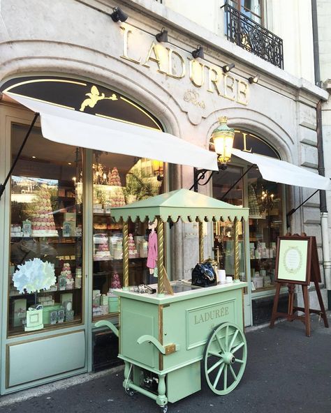 Visual gallery Vintage Ice Cream Shop, Cafe Exterior, Laduree Paris, Visual Gallery, Vintage Ice Cream, Bakery Design, Salou, Cafe Interior Design, Cafe Shop